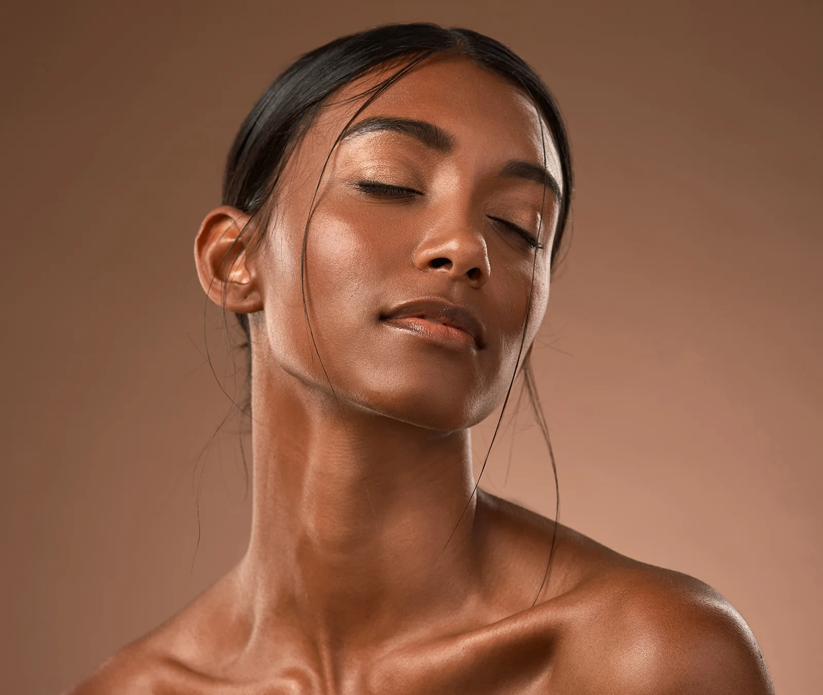 Woman with oily skin and radiant natural glow, showcasing balanced, shine-controlled complexion for ORY Skincare’s customized oily skin treatments.